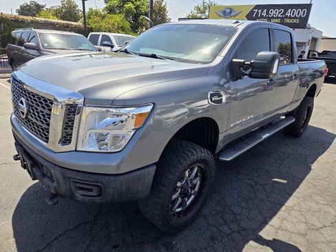 Used 2018 Nissan Titan SV w/ SV Convenience Package AWD/4WD image 2