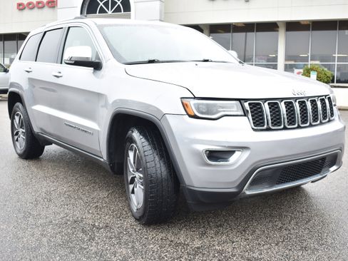 Used 2017 Jeep Grand Cherokee Limited w/ Luxury Group II image 2