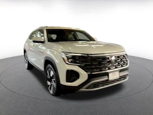 Used 2025 Volkswagen Atlas Cross Sport SE image 3