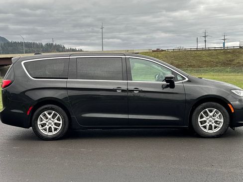 Used 2024 Chrysler Pacifica Touring-L image 2