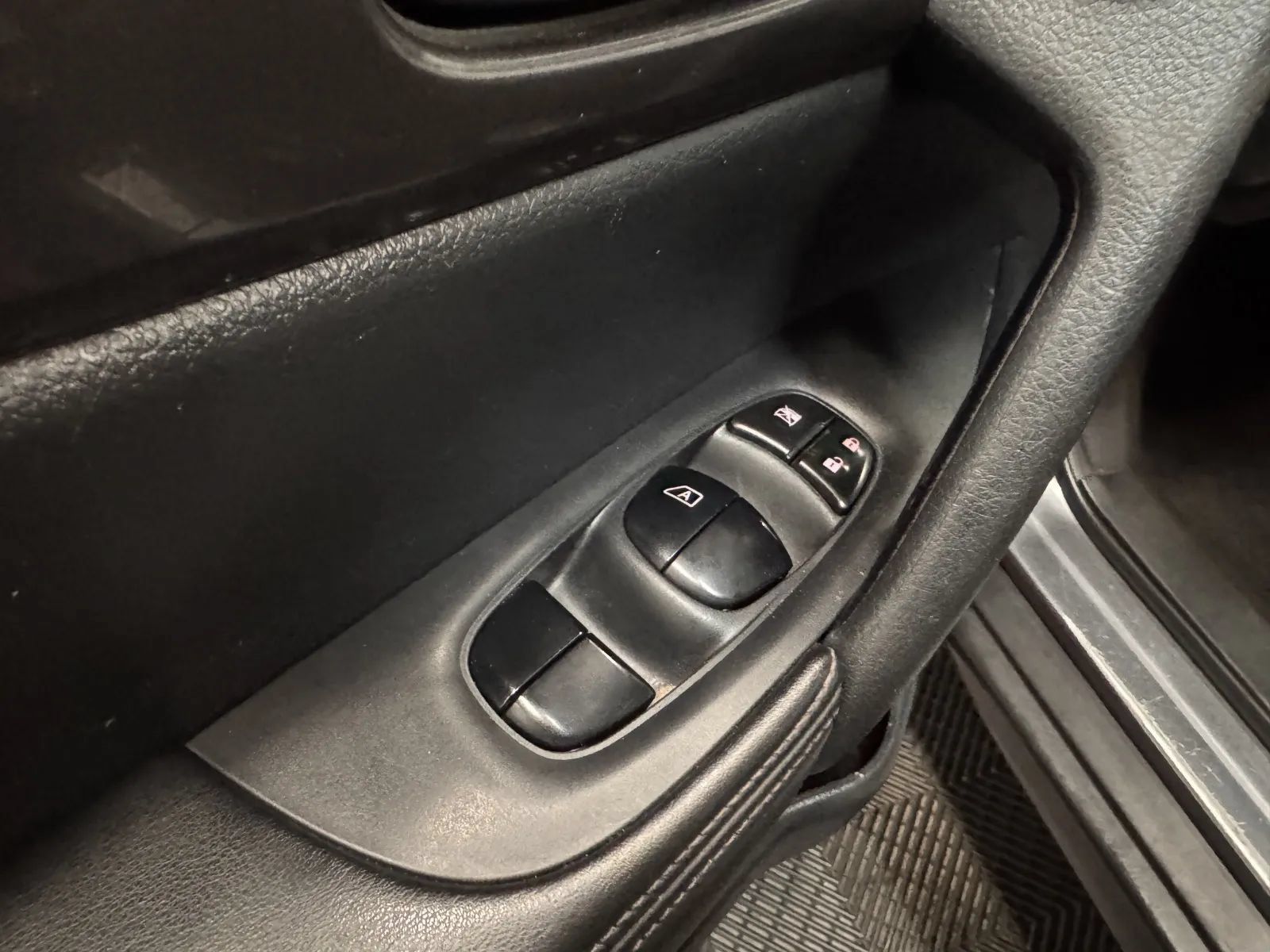 Used 2020 Nissan Rogue S FWD image 26