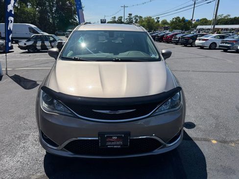 Used 2017 Chrysler Pacifica Touring-L image 4