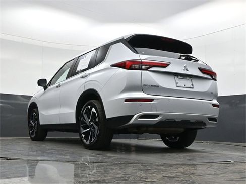 Used 2024 Mitsubishi Outlander SE image 35