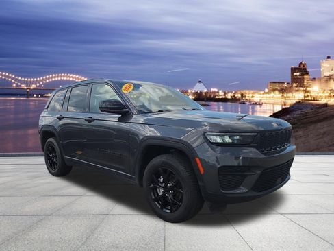 Used 2024 Jeep Grand Cherokee Altitude AWD/4WD image 4