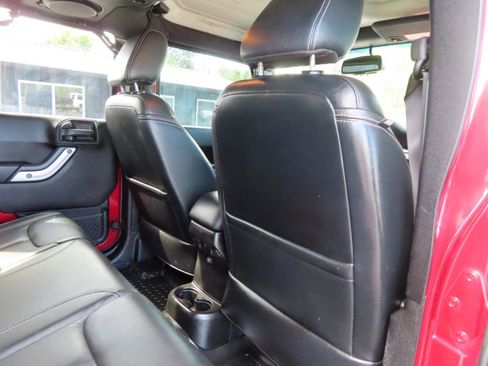 Used 2013 Jeep Wrangler Unlimited Rubicon w/ Dual Top Group AWD/4WD image 43