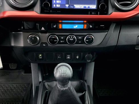 Used 2017 Toyota Tacoma TRD Off-Road w/ Premium & Technology Package image 15