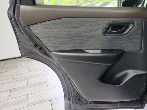 Used 2023 Nissan Rogue S image 12