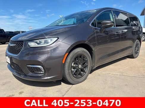 Used 2023 Chrysler Pacifica Touring-L FWD image 2