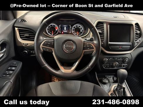 Used 2016 Jeep Cherokee Latitude w/ Cold Weather Group AWD/4WD image 17
