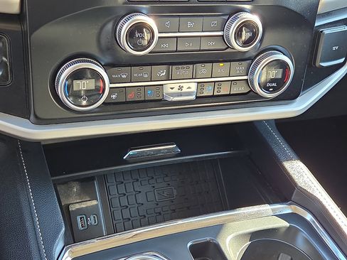 Used 2024 Ford Expedition XLT image 21