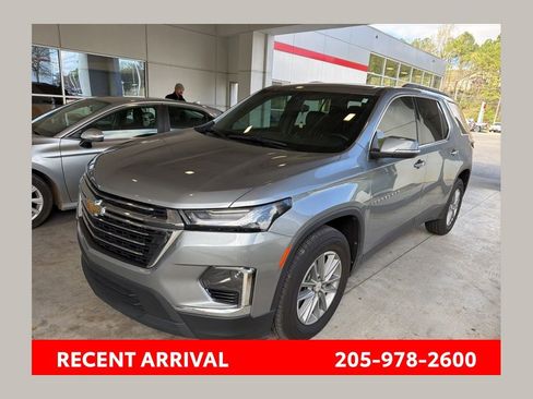 Used 2023 Chevrolet Traverse LT image 1