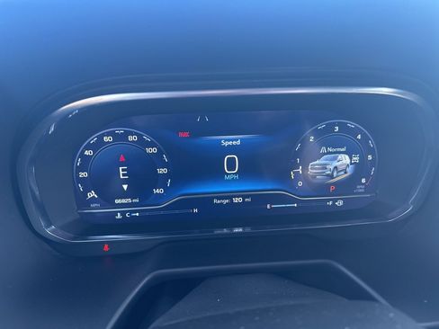 Used 2023 Chevrolet Suburban Premier image 17