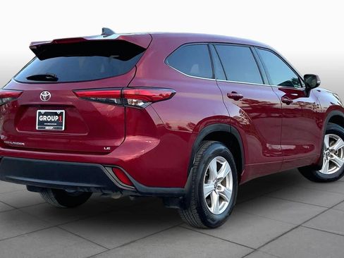 Used 2022 Toyota Highlander LE FWD image 13