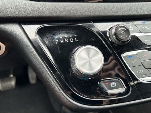 Used 2025 Chrysler Pacifica Select FWD image 19