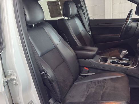 Used 2020 Jeep Grand Cherokee Altitude AWD/4WD image 22