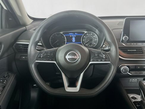 Used 2025 Nissan Altima 2.5 SV FWD image 17