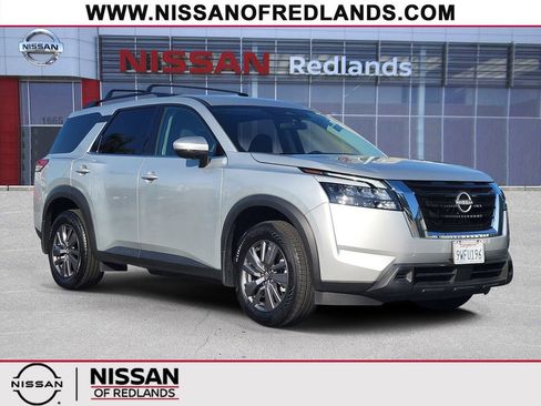 Used 2025 Nissan Pathfinder SV image 1