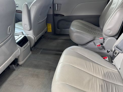 Used 2013 Toyota Sienna XLE FWD image 15