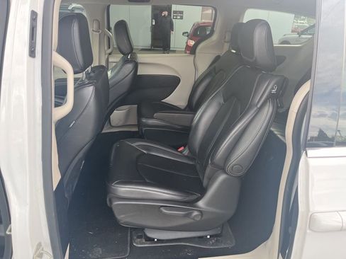 Used 2023 Chrysler Pacifica Touring-L image 8