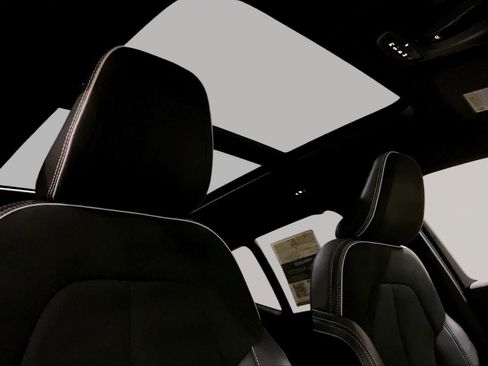 Used 2021 Volvo XC40 T5 R-Design w/ Advanced Package AWD/4WD image 13