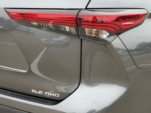 Used 2023 Toyota Highlander XLE AWD/4WD image 7