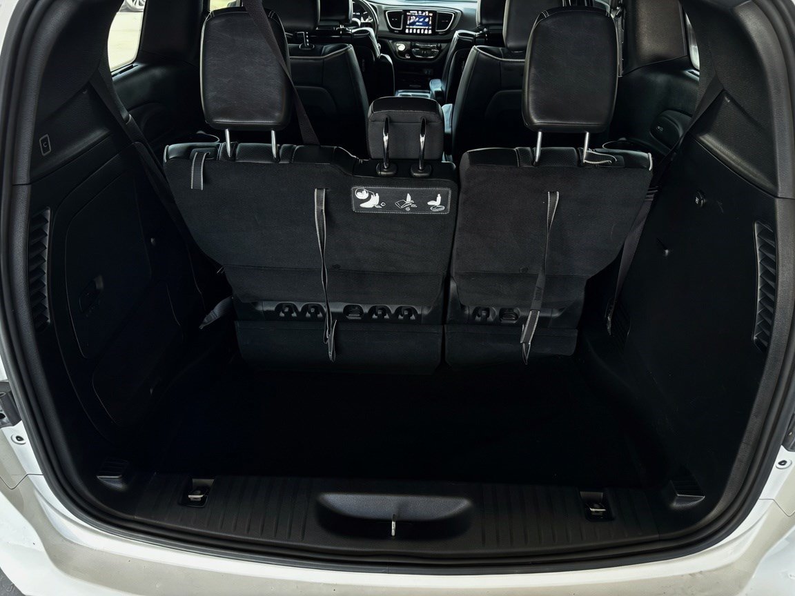 Used 2020 Chrysler Pacifica Limited w/ Advanced Safetytec Group FWD image 19