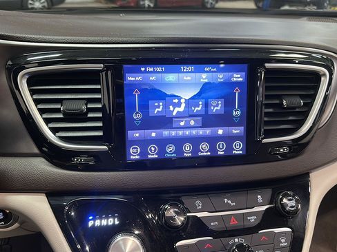 Used 2018 Chrysler Pacifica Touring-L Plus w/ Tire & Wheel Group FWD image 21