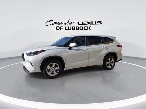 Used 2023 Toyota Highlander LE image 5