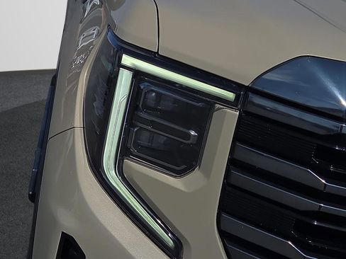 Used 2023 GMC Sierra 1500 AT4 w/ Technology Package AWD/4WD image 18