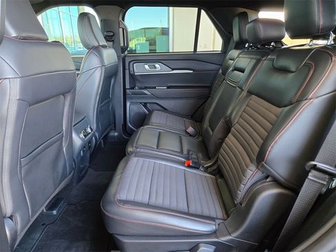 Used 2025 Ford Explorer ST-Line w/ ST-Line Street Pack image 14