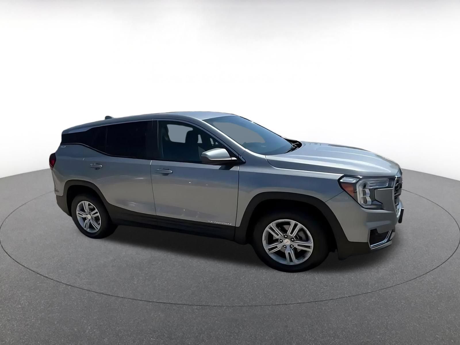Used 2024 GMC Terrain SLE FWD image 2