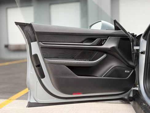 Used 2021 Porsche Taycan image 13