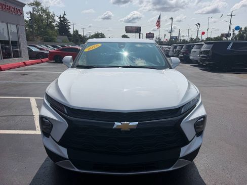 Used 2025 Chevrolet Blazer LT FWD image 2
