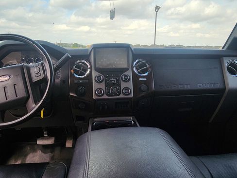 Used 2013 Ford F250 Lariat w/ Lariat Interior Pkg image 9
