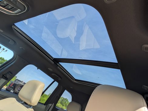 Used 2025 Jeep Grand Cherokee Limited w/ Luxury Tech Group II image 15