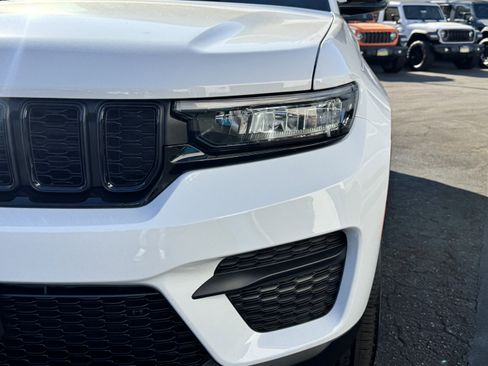 New 2025 Jeep Grand Cherokee Altitude image 12