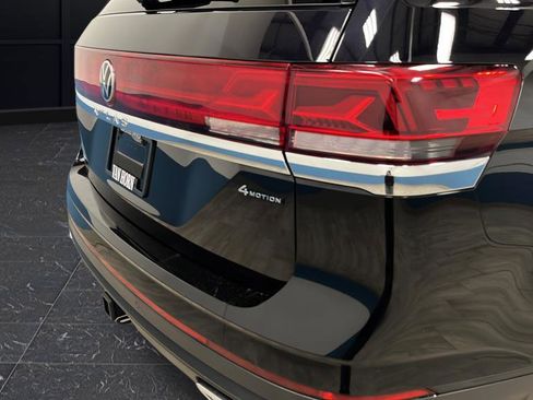 Used 2025 Volkswagen Atlas SE image 33