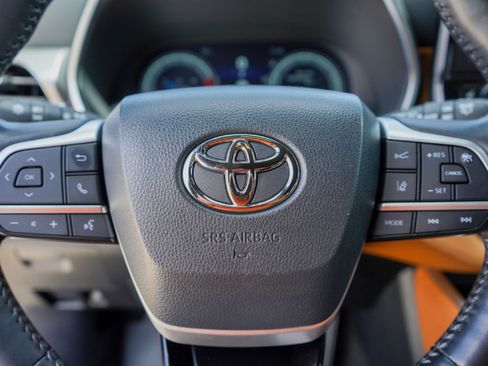 Used 2023 Toyota Highlander Platinum image 10