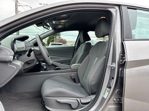 Used 2023 Hyundai Elantra SEL w/ Convenience Package FWD image 16