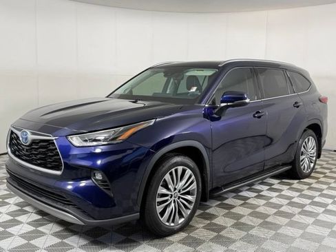 Used 2022 Toyota Highlander Platinum AWD/4WD image 2