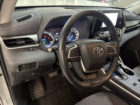 Used 2023 Toyota Highlander LE FWD image 7