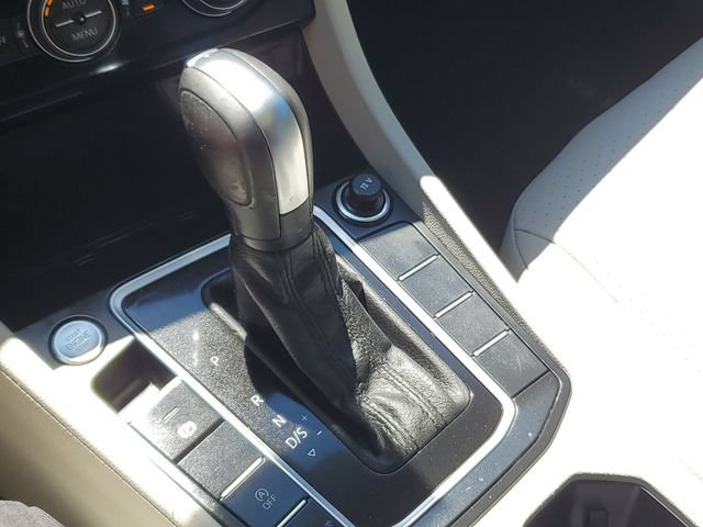 Used 2020 Volkswagen Jetta SE w/ SE Cold Weather Package FWD image 32
