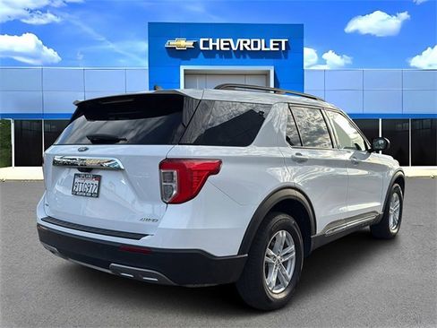 Used 2023 Ford Explorer XLT w/ Equipment Group 202A image 3