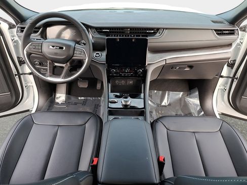 New 2025 Jeep Grand Cherokee L Limited w/ Black Appearance Package AWD/4WD image 9