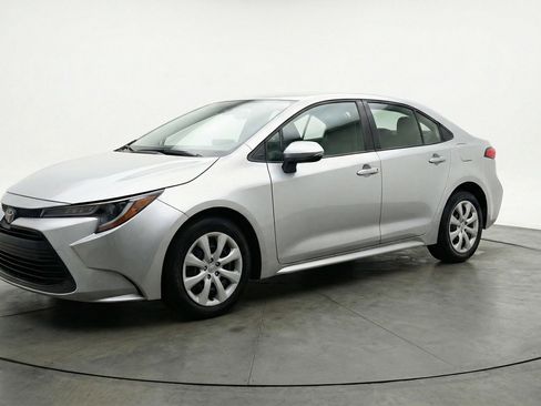 Used 2025 Toyota Corolla LE FWD image 3
