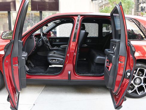 Used 2021 Rolls-Royce Cullinan Black Badge image 8