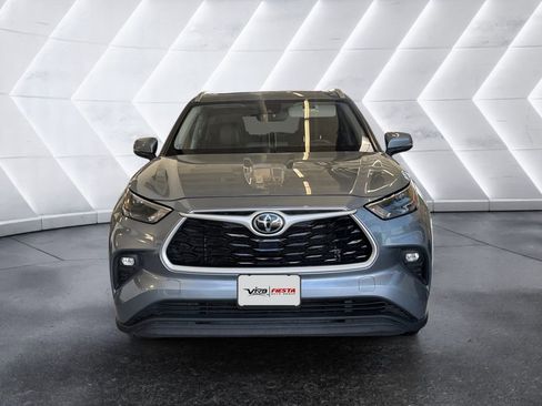 Used 2022 Toyota Highlander XLE image 2