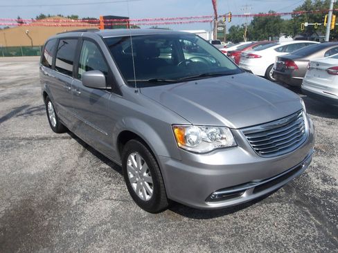 Used 2014 Chrysler Town & Country Touring FWD image 1