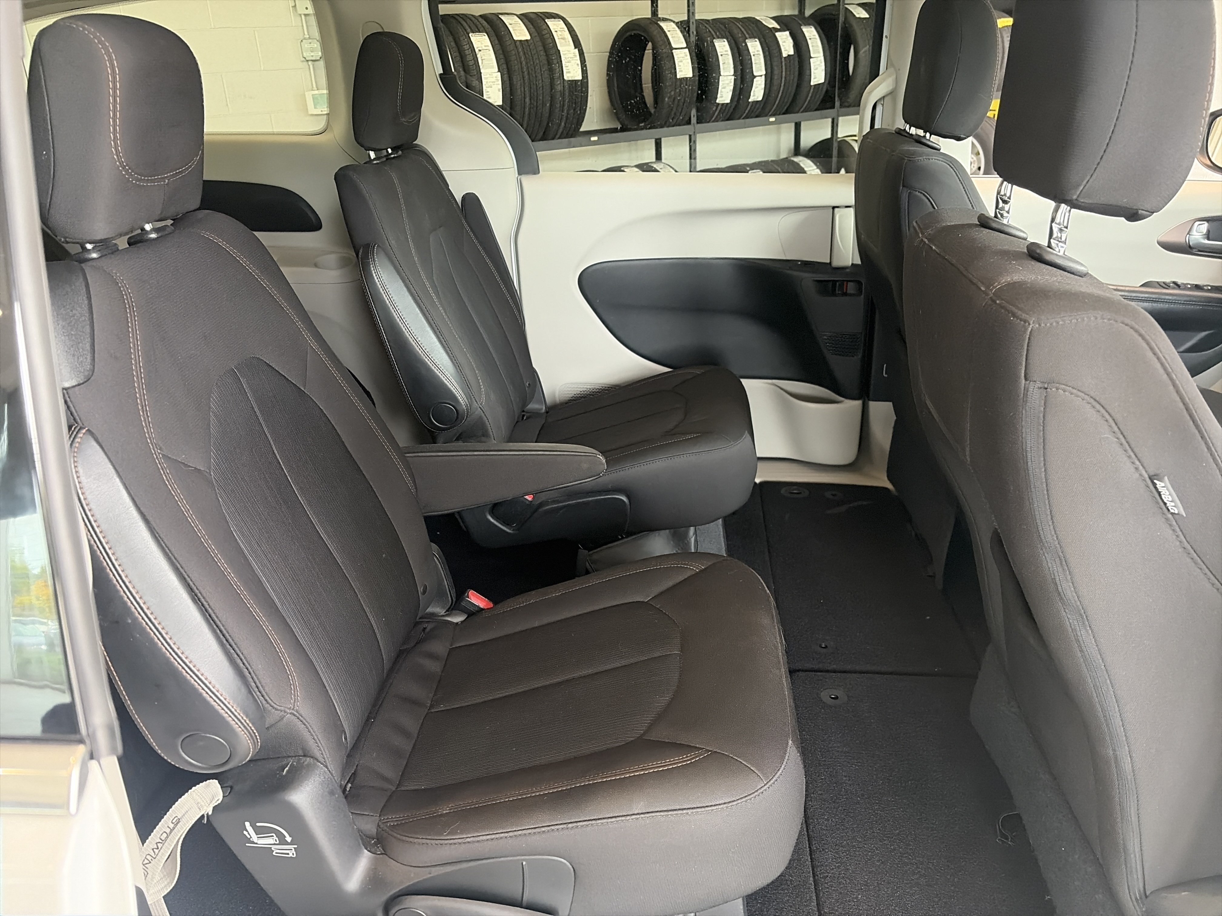 Used 2017 Chrysler Pacifica LX FWD image 19