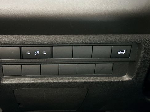 Used 2025 Mitsubishi Outlander SE image 17